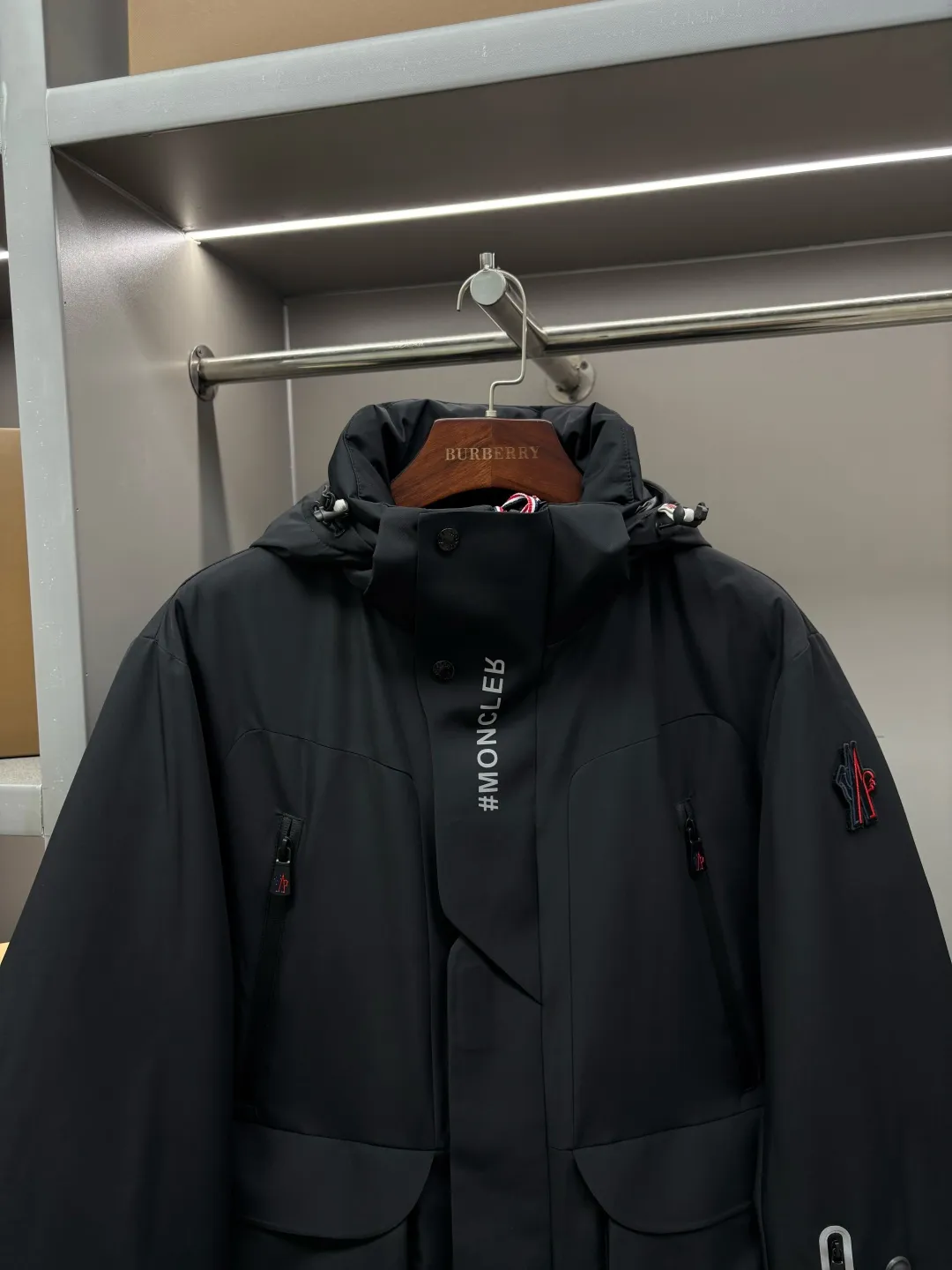 Moncler Premium ， Versatile ， ， ， Classic ， ， ， ！ 100% ， 90% ， ， ， 。 Classic MON Logo ！ YKK 。 ， ， micro chic ， Classic ， 。 Sizes：M-XXXL ：Black White
